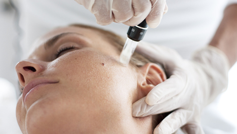 Practitioner using a Dermapen
